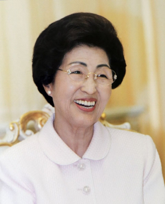 이희호 여사 별세       (서울=연합뉴스) 고(故) 김대중 전 대통령 부인 이희호 여사가 10일 별세했다. 향년 97세. 김대중평화센터 관계자는 연합뉴스와의 통화에서 &quot;이 여사가 오늘 소천했다&quot;고 밝혔다. 이 여사는 그간 노환으로 신촌 세브란스 병원에 입원해 치료받아 왔다. 1922년 태어난 이 여사는 대표적 여성운동가로 활동하다 1962년 고 김 전 대통령과 결혼해 정치적 동지로서 격변의 현대사를 함께했다. 2019.6.11 [김대중평화센터 제공. DB 및 재판매 금지]      photo@yna.co.kr  (끝)